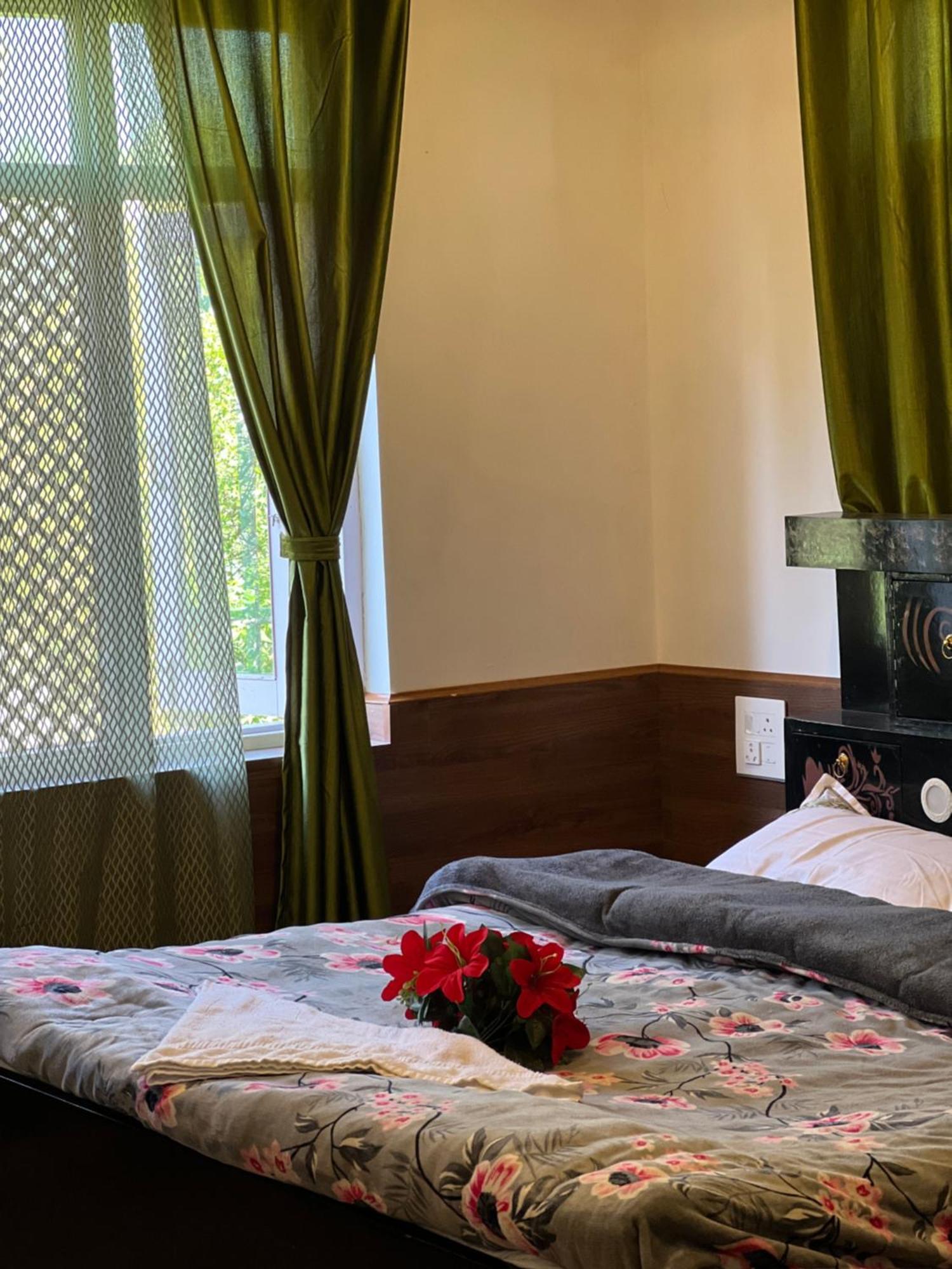 Everest Guest House Gulmarg Ngoại thất bức ảnh