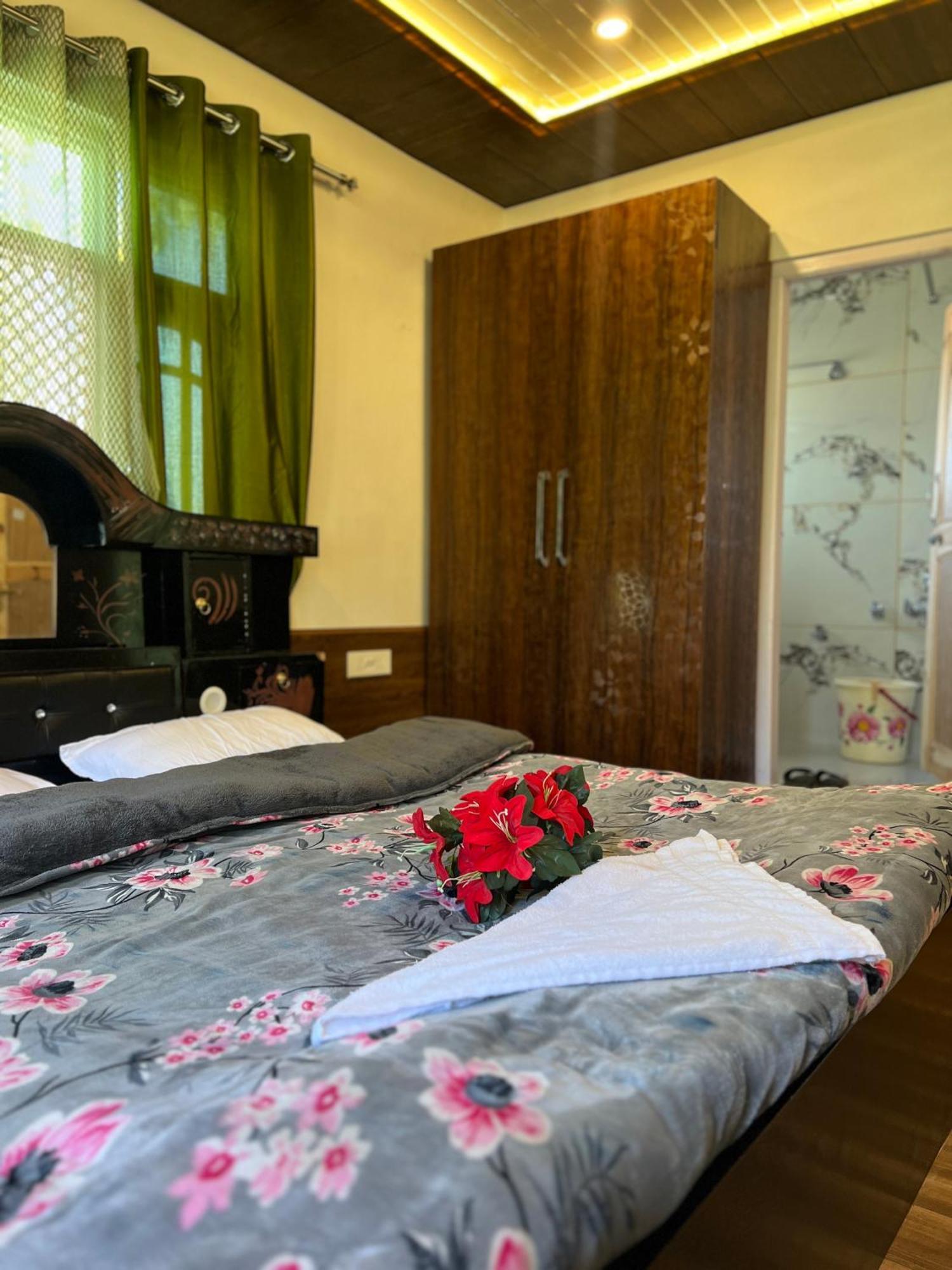 Everest Guest House Gulmarg Ngoại thất bức ảnh